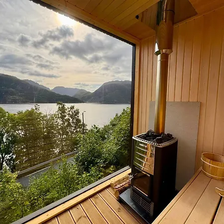 Dom wakacyjny Unique House On The Fjord Near Preikestolen Forsand